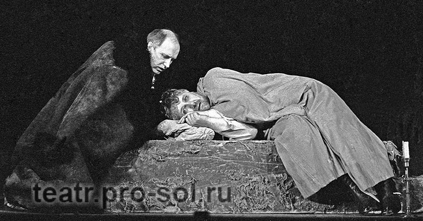 Борис Плотников и Валерий Абрамов в спектакле "Идиот"